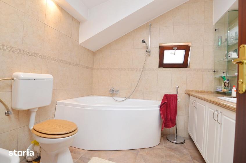 Casă cu 6 camere cu Teren 1081 Mp în Central