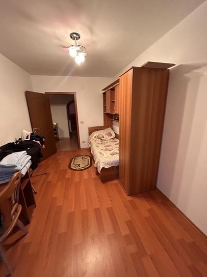 Apartament cu 3 camere decomandat în Ciritei