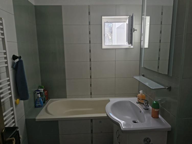 Apartament cu 3 camere decomandat în Răcădău