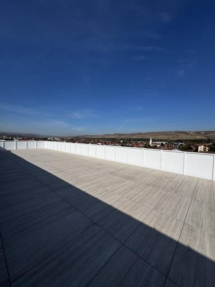 Apartament cu 3 camere semidecomandat în Florești