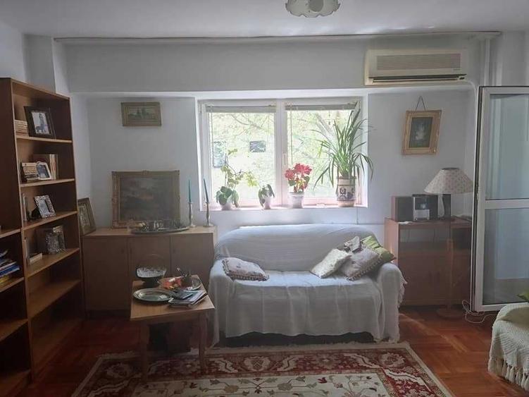 Apartament cu 3 camere decomandat în Exterior Vest