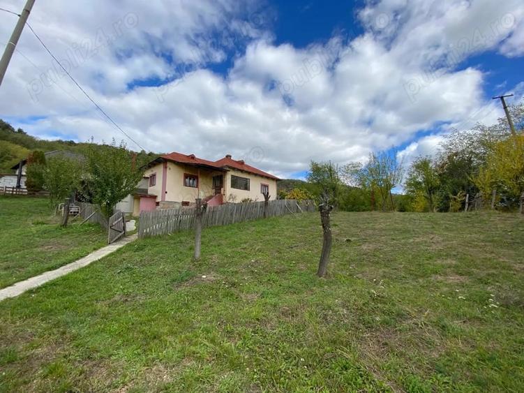 Casă cu 3 camere cu Teren 3300 Mp în Stroești