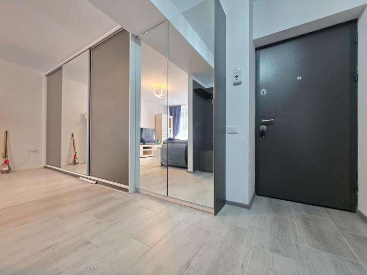 Apartament cu 2 camere semidecomandat în 1 Decembrie