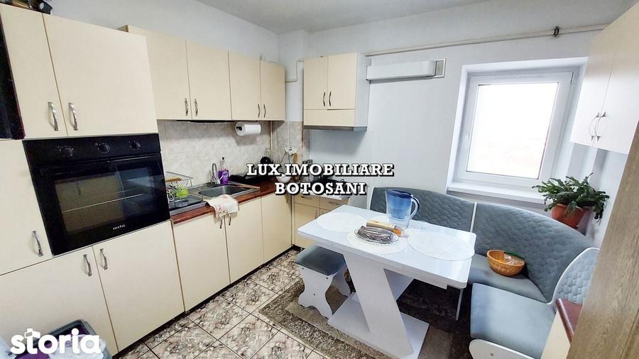 Apartament cu 4 camere decomandat în Central