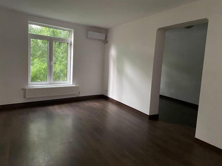 Apartament cu 4 camere semidecomandat în P-ța Romană