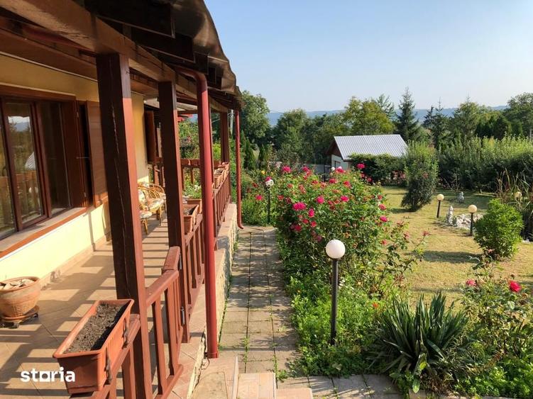 Casă cu 5 camere cu Teren 2200 Mp în Gârleni