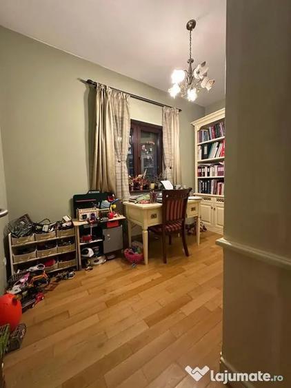 Apartament cu 5 camere decomandat în Panduri