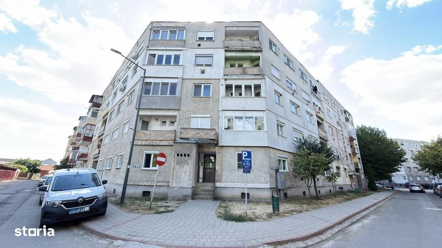 Apartament cu 3 camere semidecomandat în Central