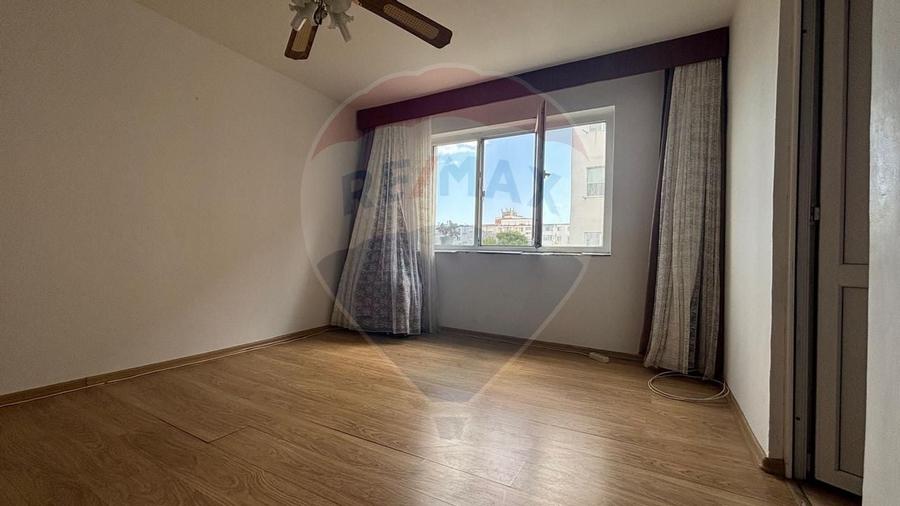 Apartament cu 3 camere semidecomandat în Central