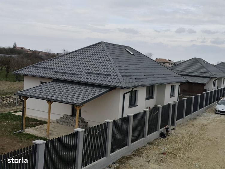 Casă cu 4 camere în Săbăreni