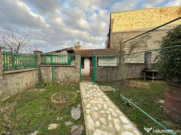 Casă cu 7 camere cu Teren 900 Mp în Central