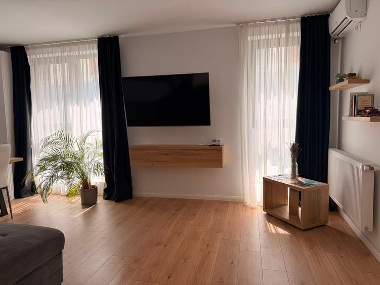 Apartament cu 3 camere semidecomandat în Crângași