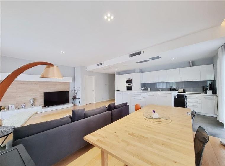 Apartament cu 4 camere semidecomandat, mobilat în Herăstrău