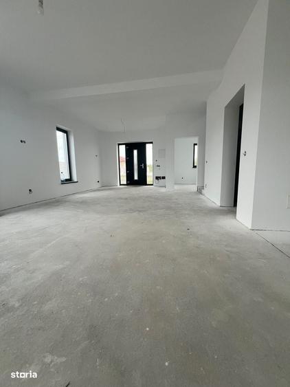 Casă cu 4 camere cu Teren 900 Mp în Lazuri