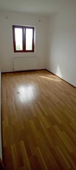 Casă cu 4 camere în Dumbrăvița