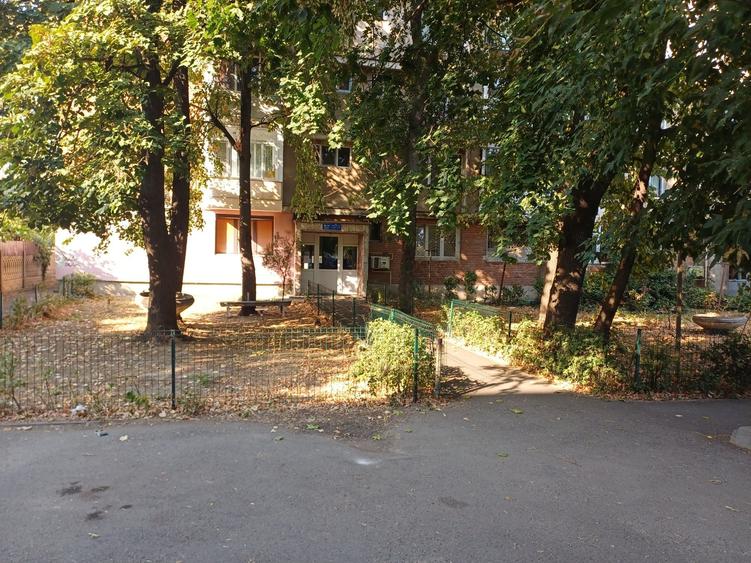 Apartament cu 3 camere decomandat în Calea București