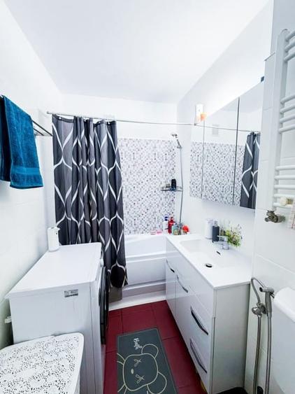 Apartament cu 3 camere semidecomandat, mobilat în P-ța Unirii