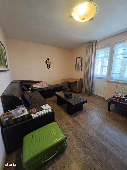Apartament cu 3 camere decomandat în Cornișa