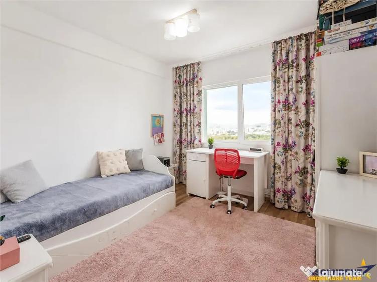 Apartament cu 3 camere decomandat în Dârste