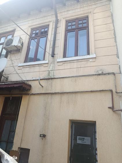 Casă cu 8 camere cu Teren 220 Mp în Grivița