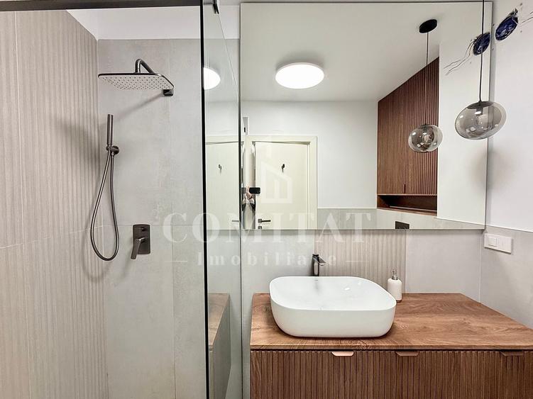 Apartament cu 3 camere semidecomandat, mobilat în Florești
