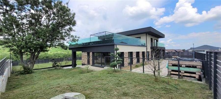 Casă individuală cu 5 camere cu Piscina în Central