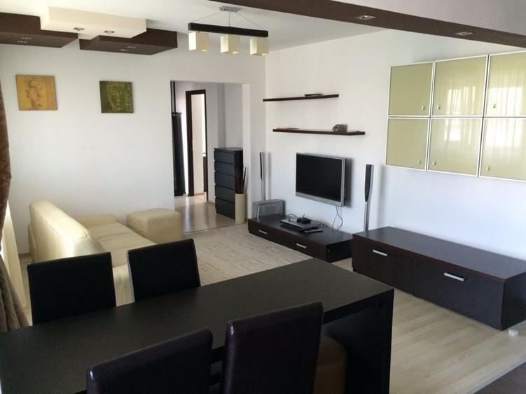 Apartament cu 3 camere semidecomandat în Titan