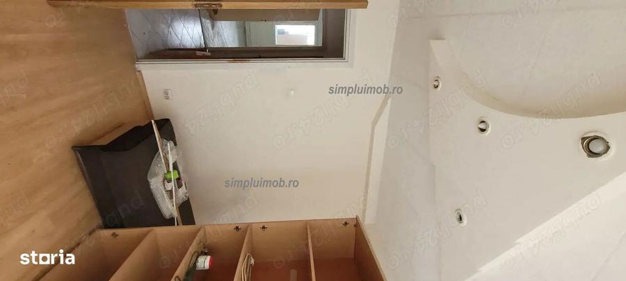 Apartament cu 3 camere semidecomandat în Giurgiului