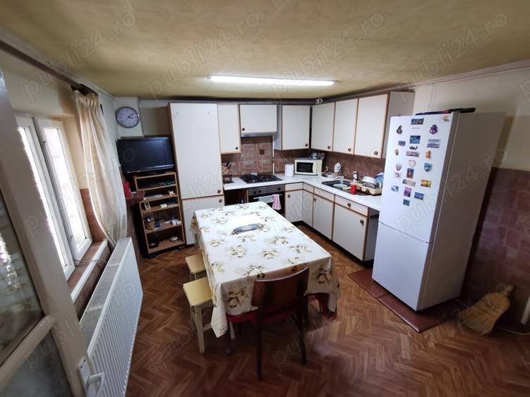 Casă cu 5 camere cu Teren 4365 Mp în Vidra