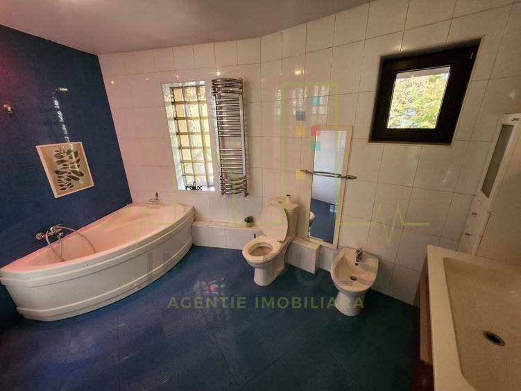 Casă individuală cu 6 camere cu Canalizare în Tipografilor