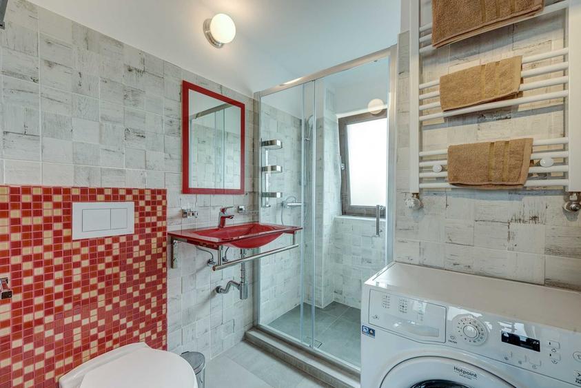 Apartament cu 3 camere semidecomandat, mobilat în P-ța Romană