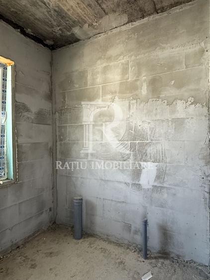 Duplex cu 8 camere cu Canalizare în Periferie