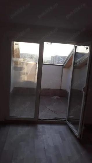 Apartament cu 2 camere semidecomandat în Tractorul