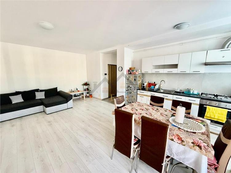 Apartament cu 3 camere semidecomandat, mobilat în Dumbrăvița