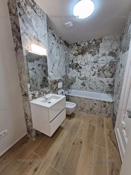 Apartament cu 3 camere semidecomandat în Aradului