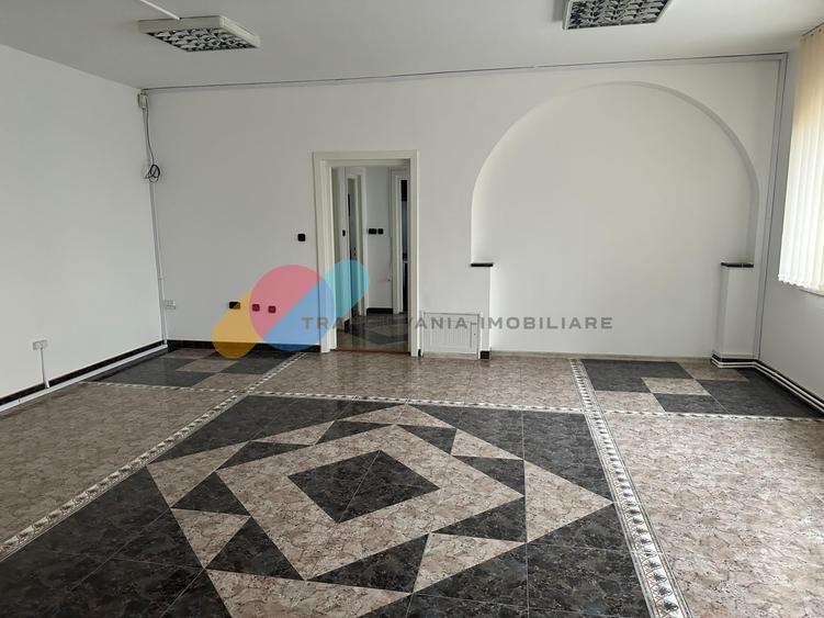 Casă individuală cu 7 camere cu Canalizare în Zorilor