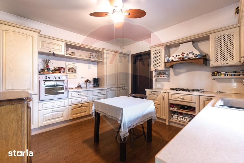 Casă cu 9 camere cu Teren 1526 Mp în Mogoșoaia