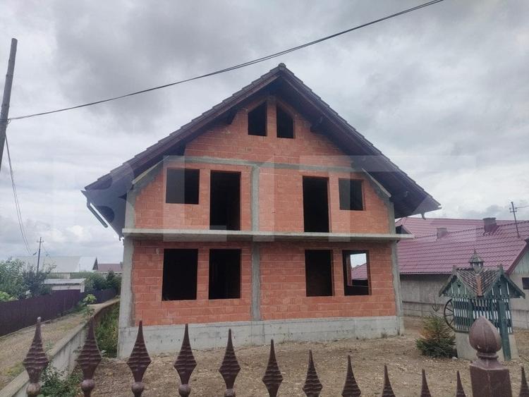 Casă individuală cu 8 camere cu Teren 770 Mp în Marginea