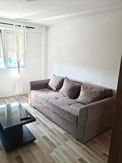 Apartament cu 2 camere semidecomandat, mobilat în P-ța Victoriei