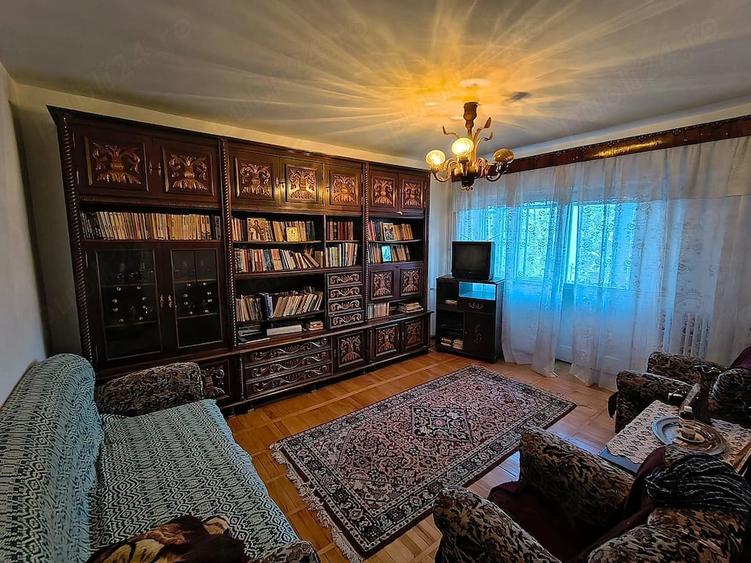 Apartament cu 3 camere decomandat în Pod