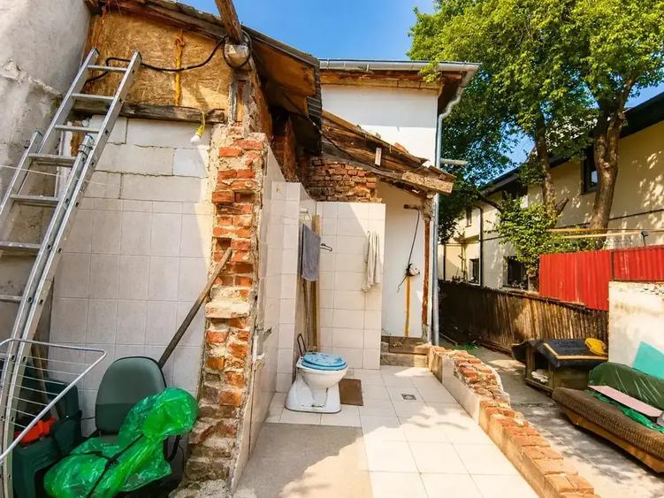 Casă cu 8 camere cu Canalizare în Domenii
