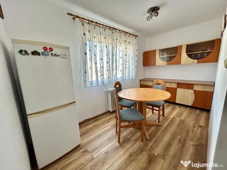 Apartament cu 3 camere semidecomandat în Cetate