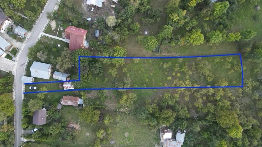 Teren de 2200 mp, în Adunați
