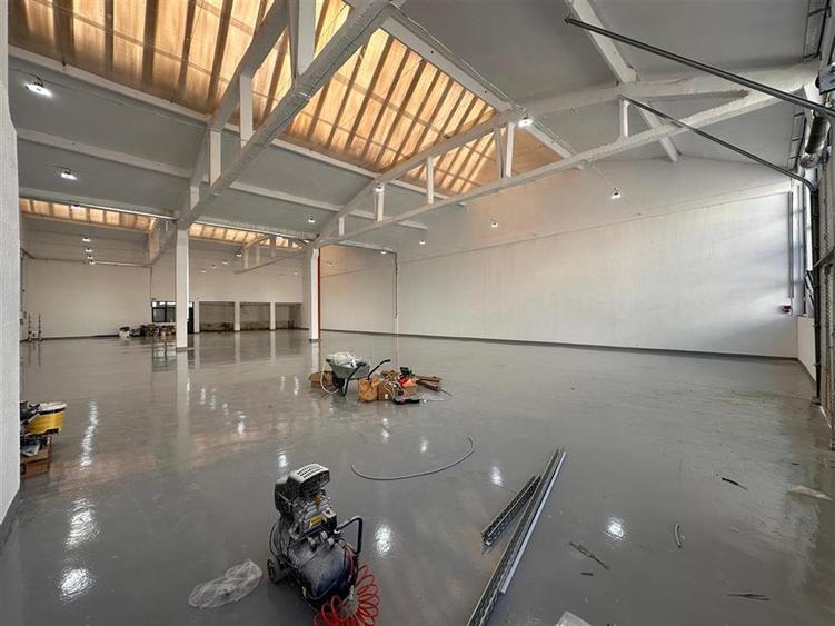 Spațiu comercial, de 2,000 mp, în Baza 3