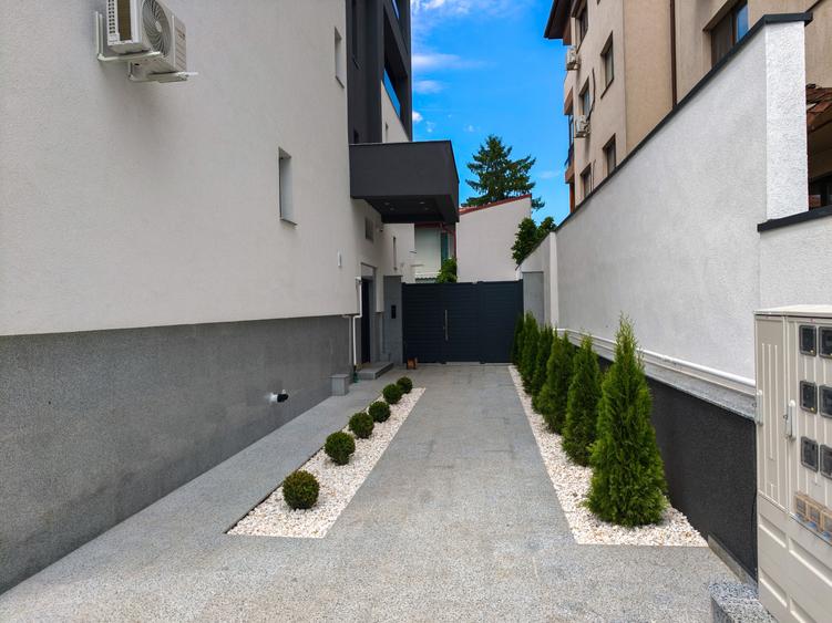 Penthouse cu 4 camere decomandat în Crângași