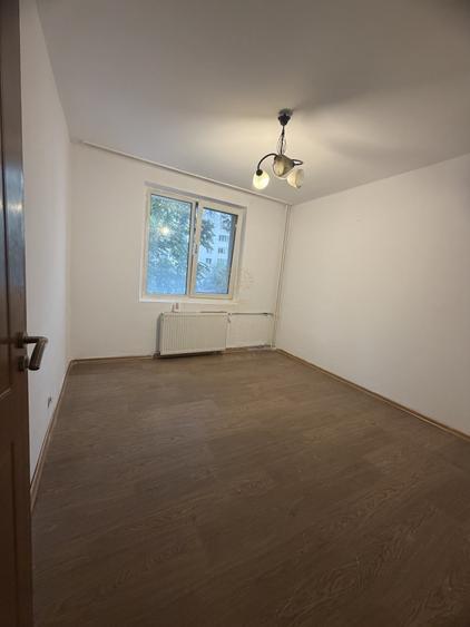 Apartament cu 3 camere semidecomandat în Titan
