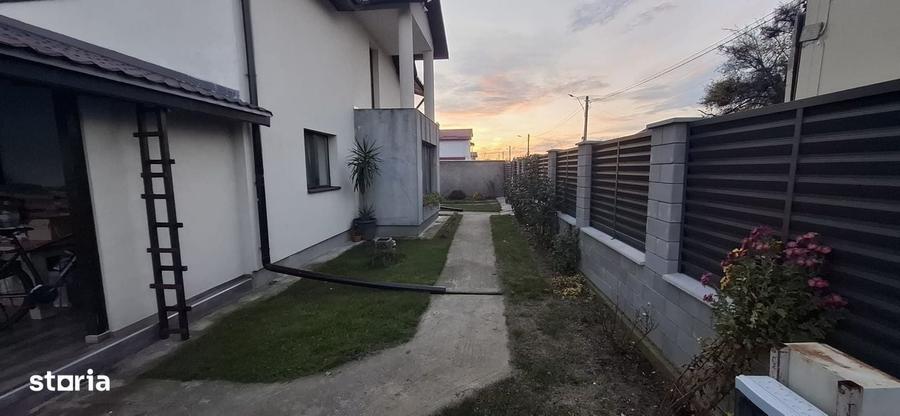 Casă cu 3 camere în Vânătorii Mici