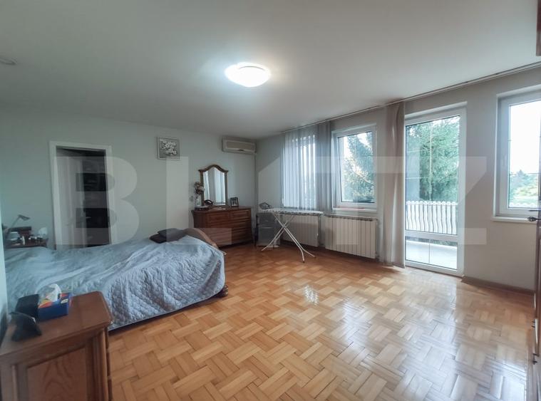 Casă individuală cu 8 camere cu Canalizare în Titulescu