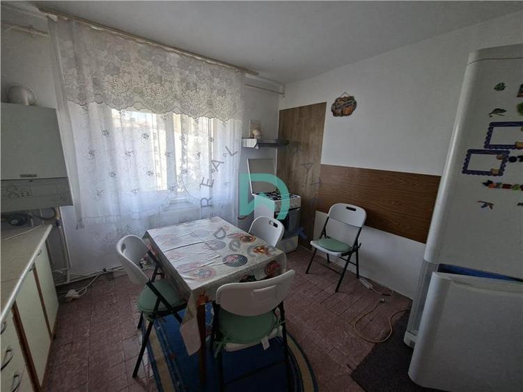 Apartament cu 3 camere decomandat în Județean
