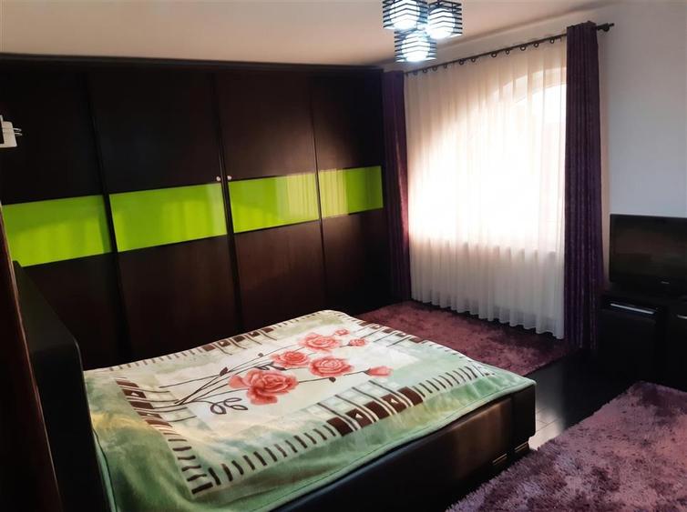 Casă individuală cu 7 camere cu Teren 700 Mp în Sud-Vest
